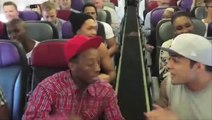 La troupe du Roi Lion chante dans un avion