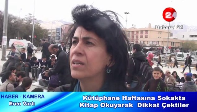 Kütüphane Haftasına Sokakta Kitap Okuyarak Dikkat Çektiler