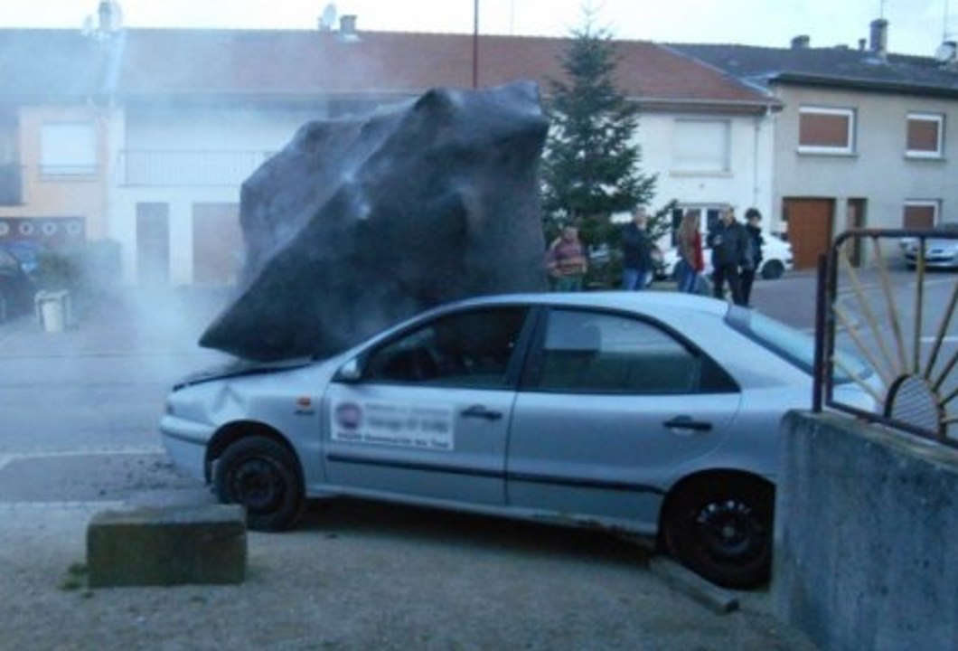 Crash d'une météorite à Villey-Saint-Étienne - ZAPPING ACTU DU 02/04/2014