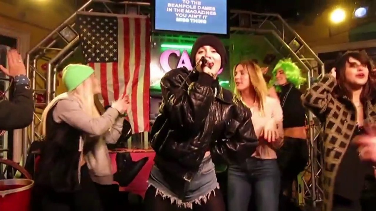 Miley Cyrus trauert um ihren Hund Floyd. Die 'Wrecking Ball'-Sängerin ist am Boden zerstört, denn gestern