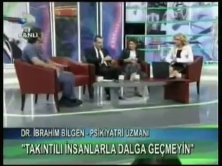 Takıntılı insanlarla anne baba eş dalga geçmemeli