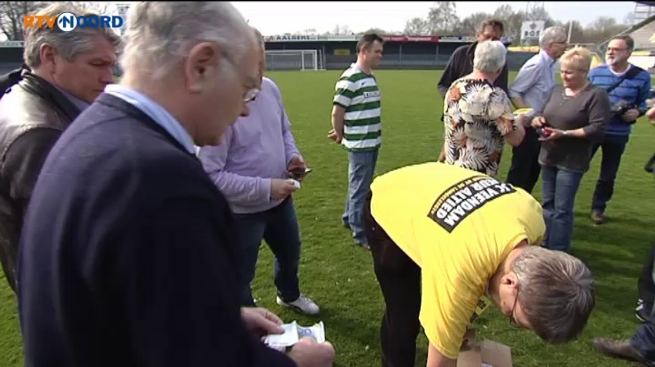 Boek overhandigt aan oud-speler, trainer en directeur Jan Korte - RTV Noord