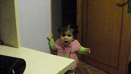 Küçük kızın esnemesi çok tatlı ....