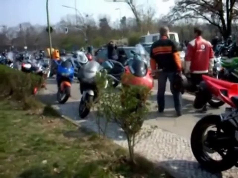Aprilia RS 125 - KTM EXC 125 Supermoto Wheelie Movie