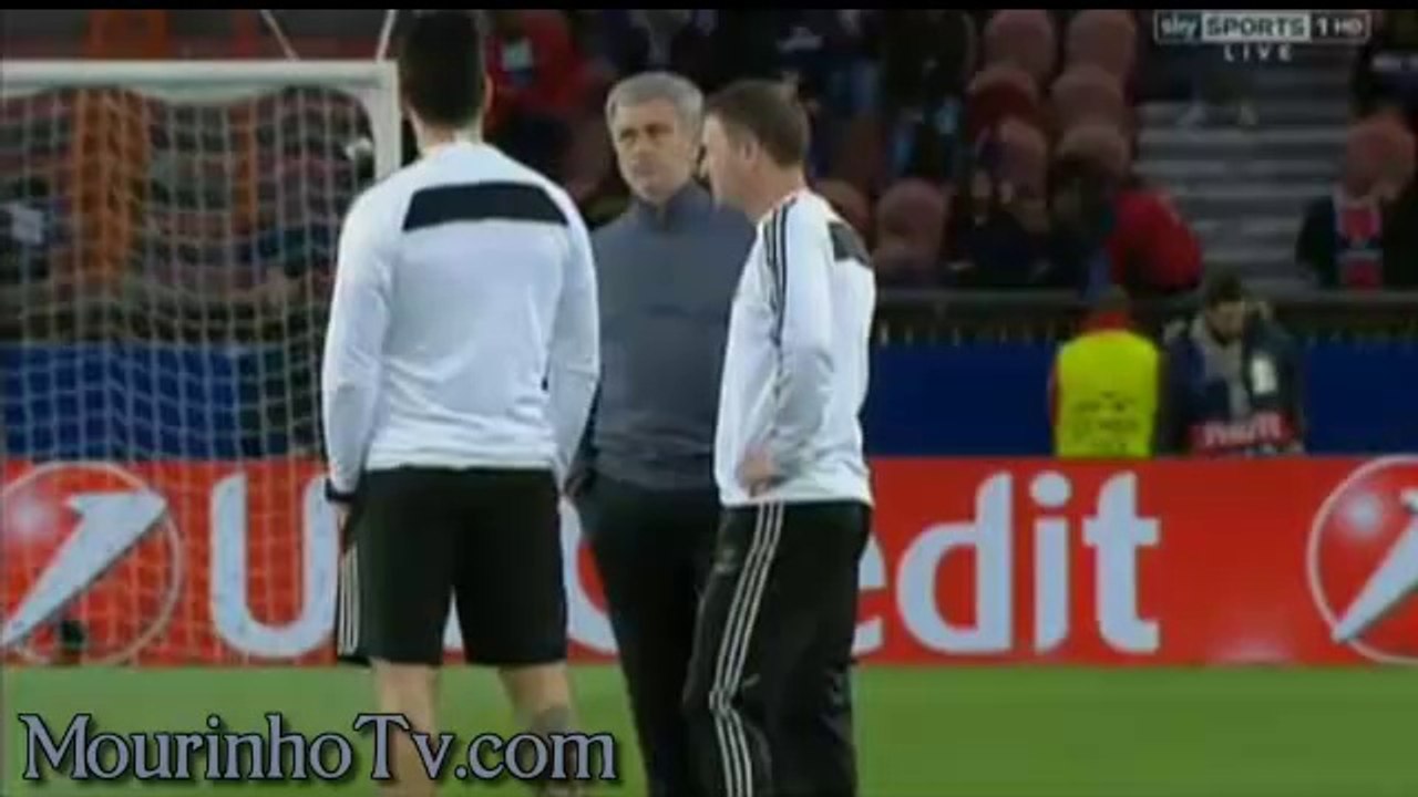 Mou acompaña a su equipo en el calentamiento