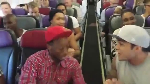 Elenco de peça do “Rei Leão” canta tema do filme em avião na Austrália