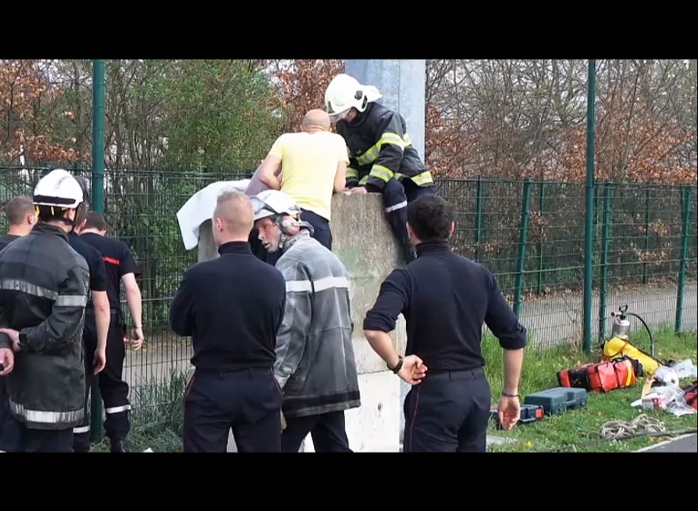 Coincé dans un bloc de béton