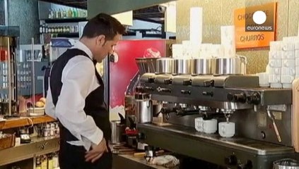 Mayor bajada del paro en España en marzo desde 2006