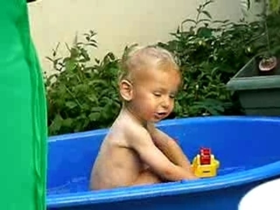 Thomas à 2ans dans le bateau
