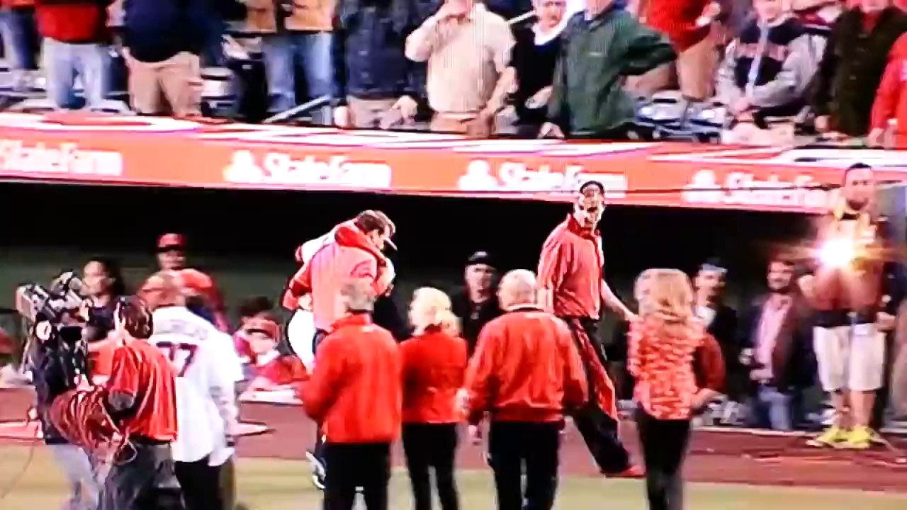 Un joueur de Baseball se casse la jambe en direct! Violent...