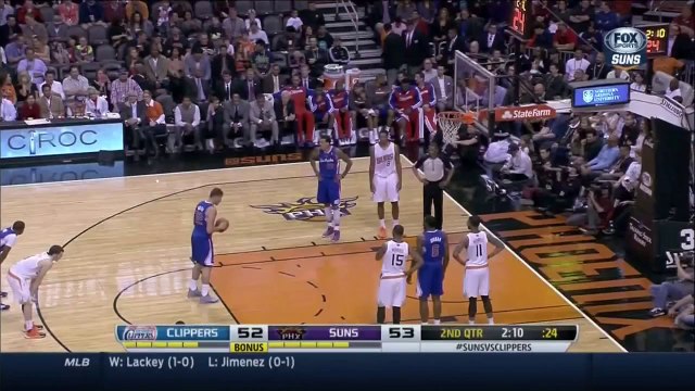 Blake Griffin écrase tout le monde sur une claquette dunk