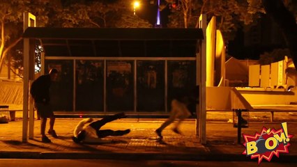 Descargar video: Tir de fusil sniper sur un abri-bus... Blague de l'année!