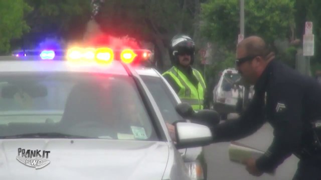 Un flic arrête les gens pour leur donner de l'argent parce qu'ils conduisent bien!
