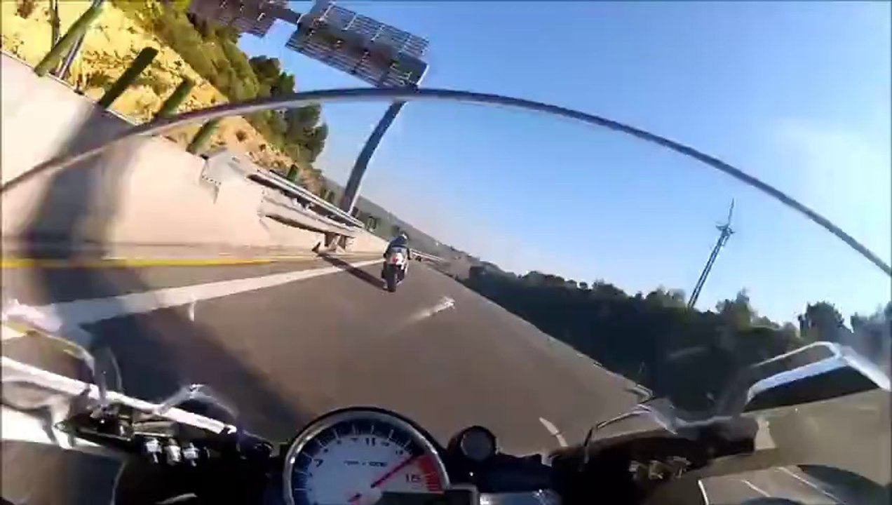 BMW S1000RR vs SUZUKI GSXR 1300 Hayabusa Highway battle