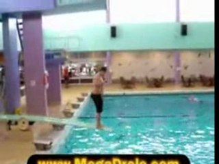 d'un gars qui tombe dans la piscine