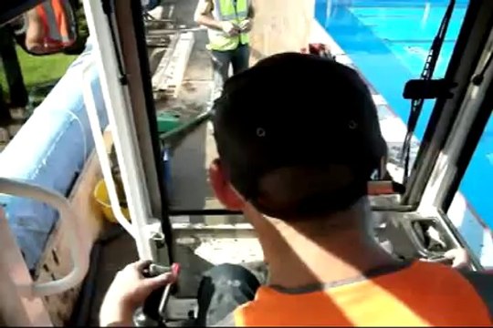 Mini Ekskavatör Kubota KX61 ile Havuz Yanında Çalışma Görüntüleri