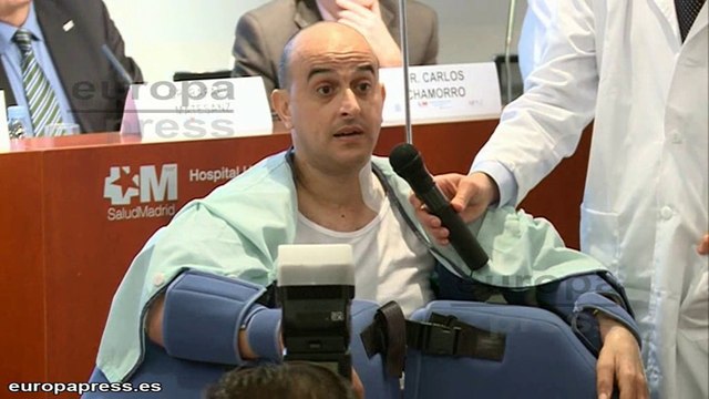 Loco de contento por su trasplante de brazos