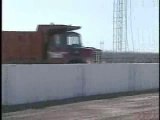 camion dans un mur