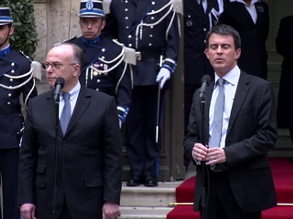 Cérémonie de passation des pouvoirs entre Manuel Valls et Bernard Cazeneuve au ministère de l'intérieur