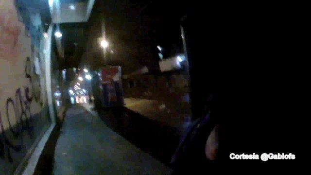 Mira como la GNB reprime a los estudiantes con bombas aturdidoras en Chacao