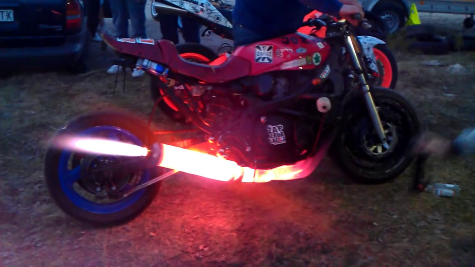 Moto avec un pot d'échappement en feu - Vidéo Dailymotion