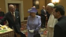 Queen meets Pope, gives him eggs, whiskey, beer