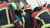 Brandweer haalt bestuurder uit de auto - RTV Noord