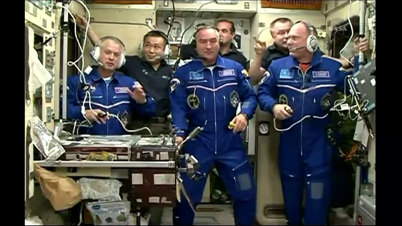 [ISS] Expedition 39 Crew Members Enter Station
