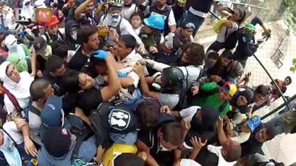 Así reprimieron a manifestantes en la UCV