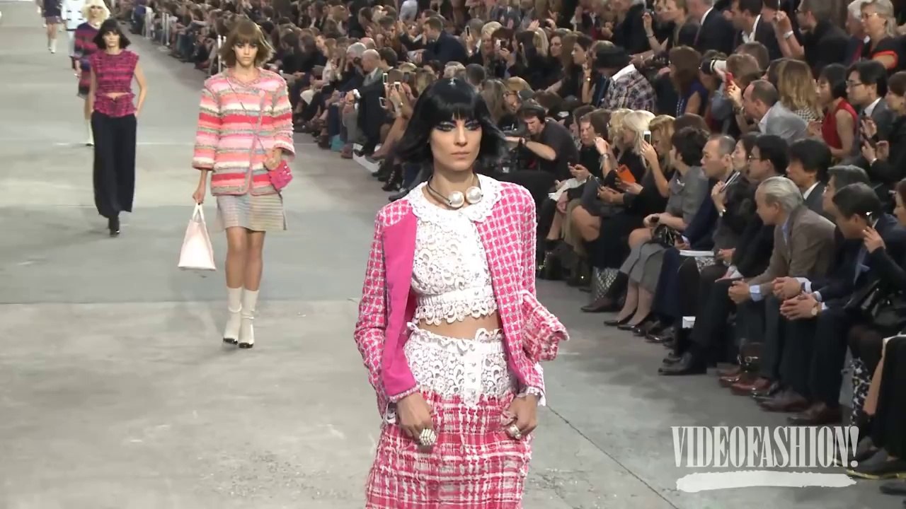 CHANEL Spring/Summer 2014 - Paris Fashion Week - Interviews & Runway - Videofashion