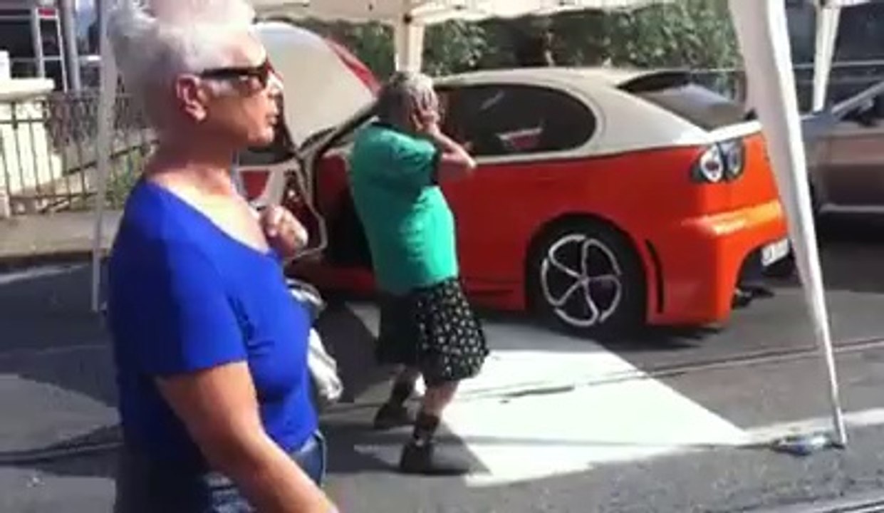 Un vieux danse comme un dingue sur un Show de Tunning! Taré...