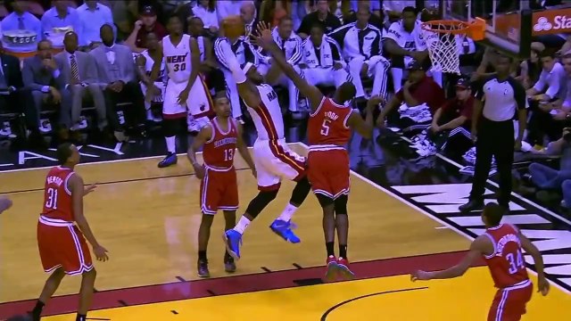 Le joueur de NBA LeBron James met un DUNK de fou! Miami HEAT contre Bucks de Milwaukee
