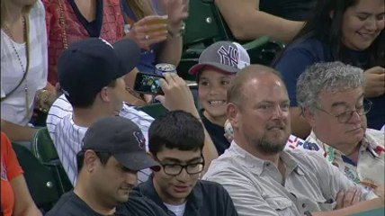 Baseball - Derek Jeter veut vraiment donner la balle à une jeune fan et évite une adulte