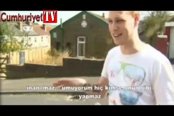 Genç kız kanalizasyon çukuruna sıkıştı
