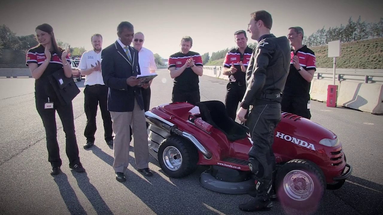 Honda's Mean Mower : la tondeuse à gazon la plus rapide du monde !