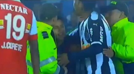 Un jeune supporter rentre sur le terrain pour donner une belle accolade à Ronaldinho