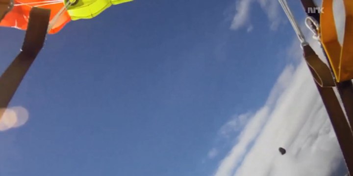 Un parachutiste frôlé par une météorite en plein vol