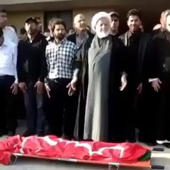 طرفة اليوم~ صلاة عجيبة لرافضي يقطعها بعد أن خاف من صوت قوي.