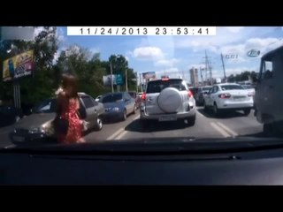 Yolda Hatun Keserken Zincirleme Kaza Yapmak