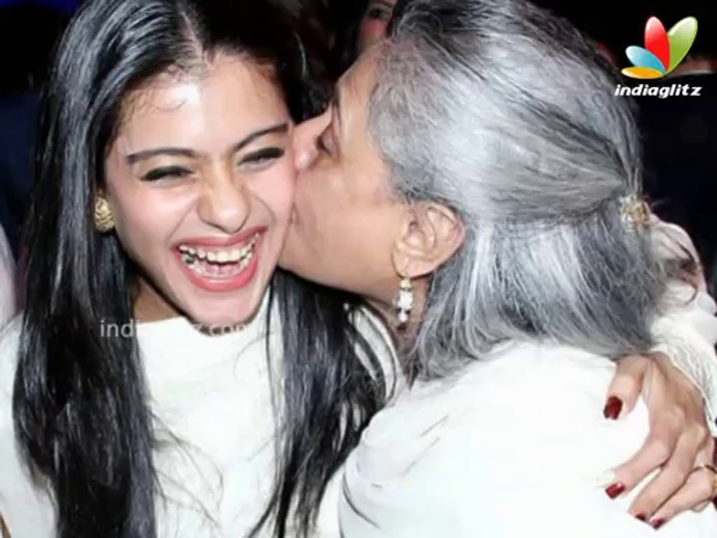 OH SO CUTE: Jaya Bachchan Kisses Kajol Tightly in Public | Hindi Latest News | Men For Mijwan