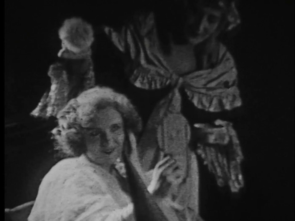 Extrait 9 Paris MashUp : Séance de maquillage