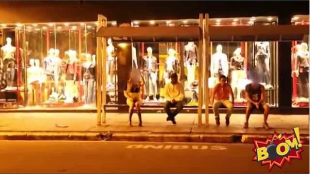 Un pro de la caméra cachée simule un meurtre sous un abribus ! AH AH AH Mort de rire