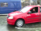 VIDEO Sectorul Buiucani fara apa calda O strada din capitala transformata intr-un rau