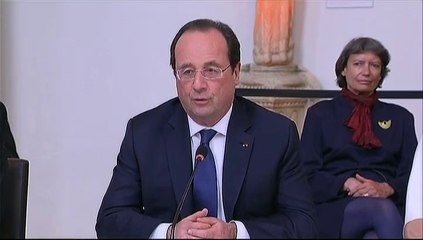 Hollande s'autorise une blague sur Filippetti devant les artistes européens