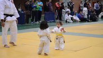 Deux petites filles font un combat de Judo