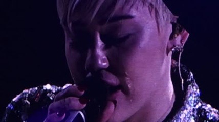 Miley Cyrus Still Grieving Over Late Dog on Stage