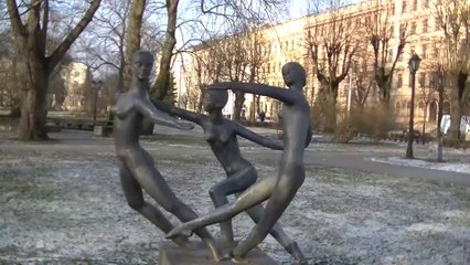 памятник голым девочкам в Риге 15 1 2014