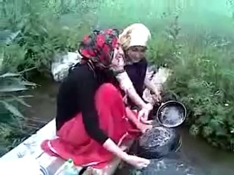 Derede Bulaşık Yıkayan Laz Kızları