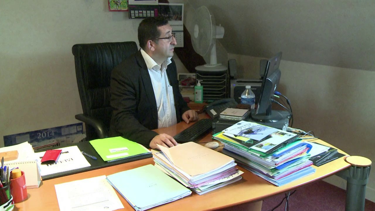 Stains: Azzédine Taïbi, premier maire d'origine...