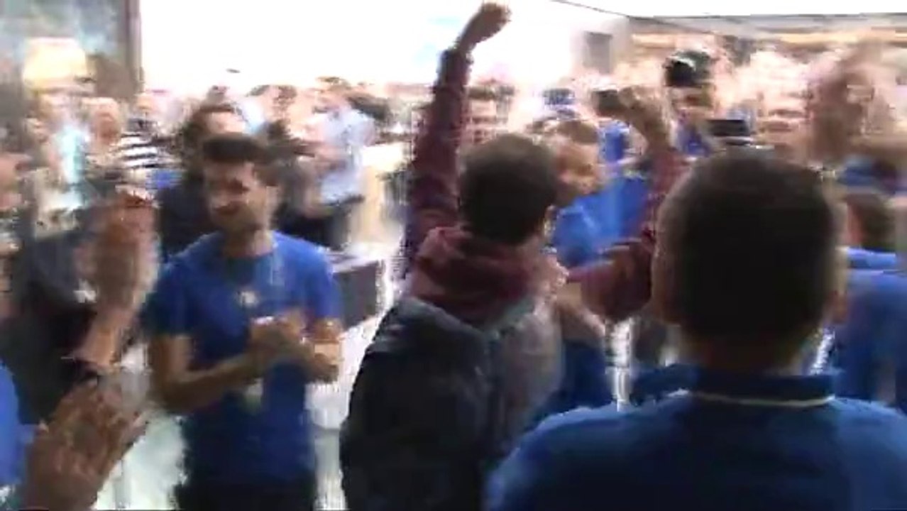 Apple Store'un açılışından ilginç görüntüler